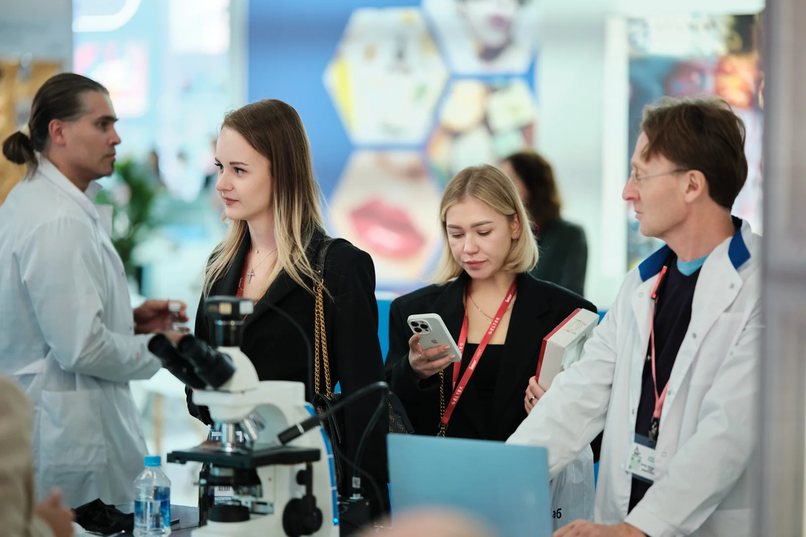 Знакомство посетителей с работой микроскопа